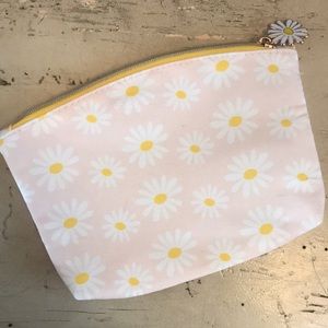 ❣️3/12 Brand new daisy Ipsy bag - make up pencil case etc